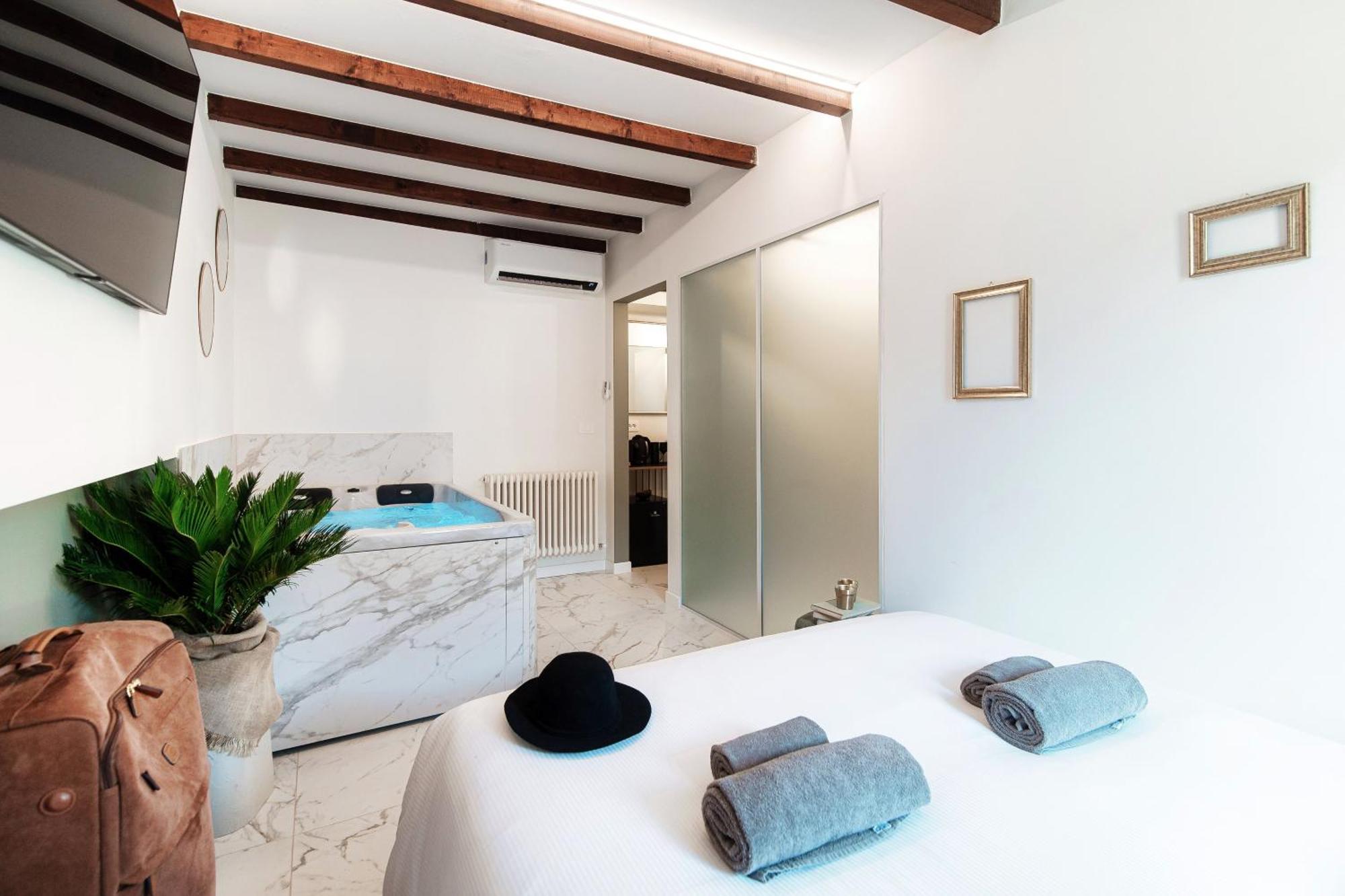 Sahara & Amazzonia Luxury Rooms- The House Of Travelers Como Eksteriør billede