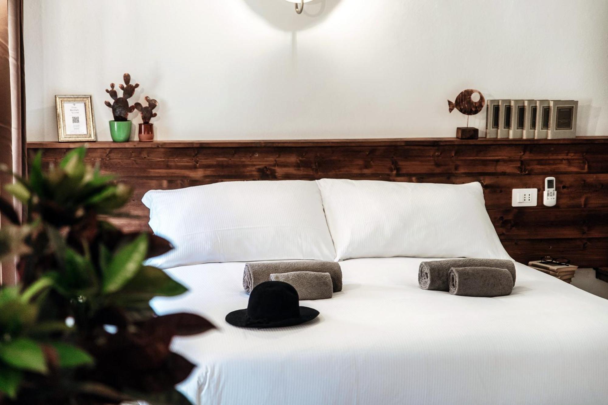 Sahara & Amazzonia Luxury Rooms- The House Of Travelers Como Eksteriør billede