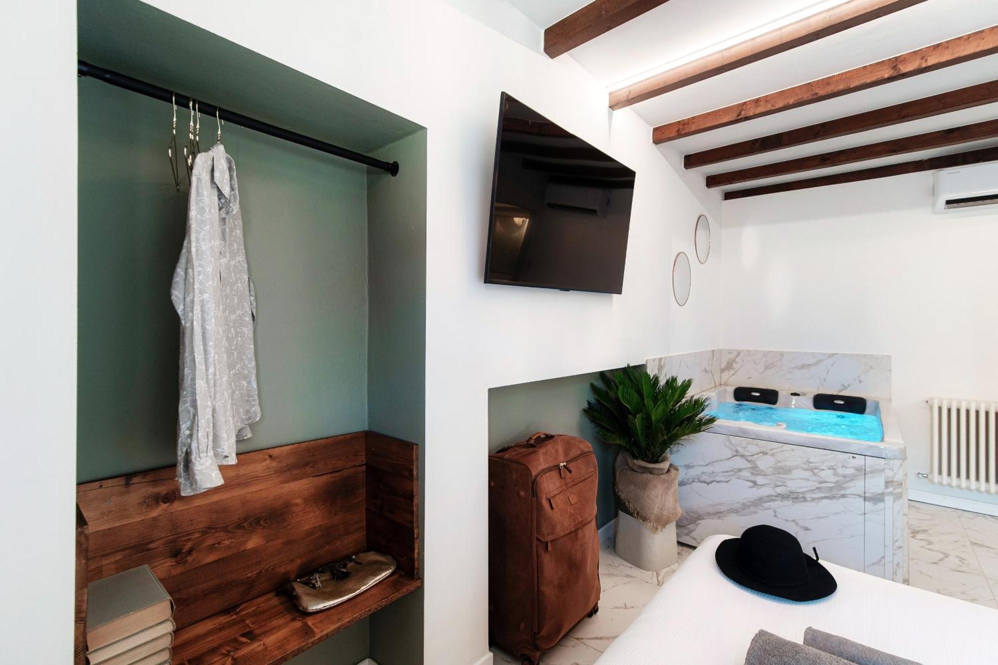 Sahara & Amazzonia Luxury Rooms- The House Of Travelers Como Eksteriør billede