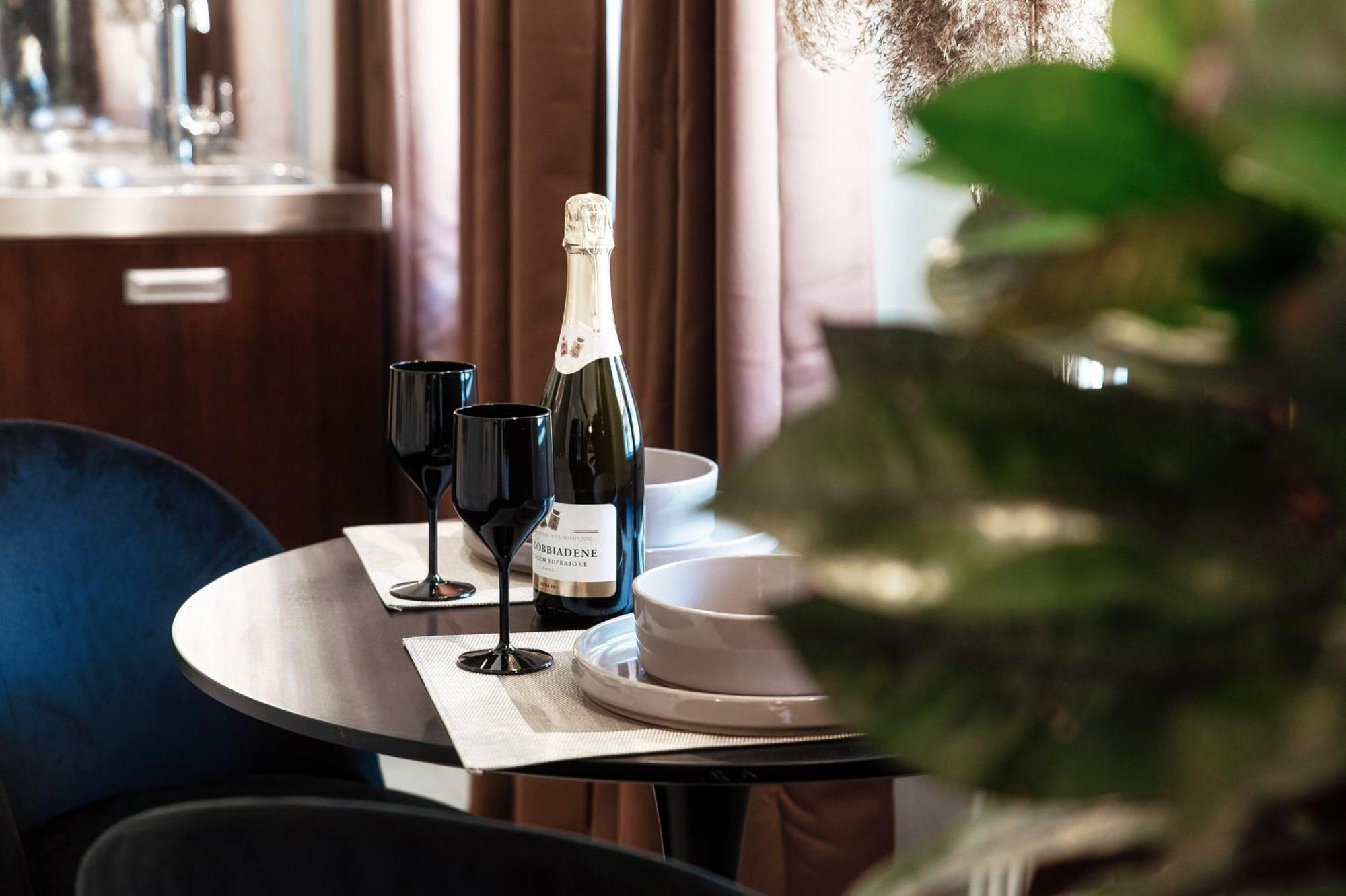 Sahara & Amazzonia Luxury Rooms- The House Of Travelers Como Eksteriør billede
