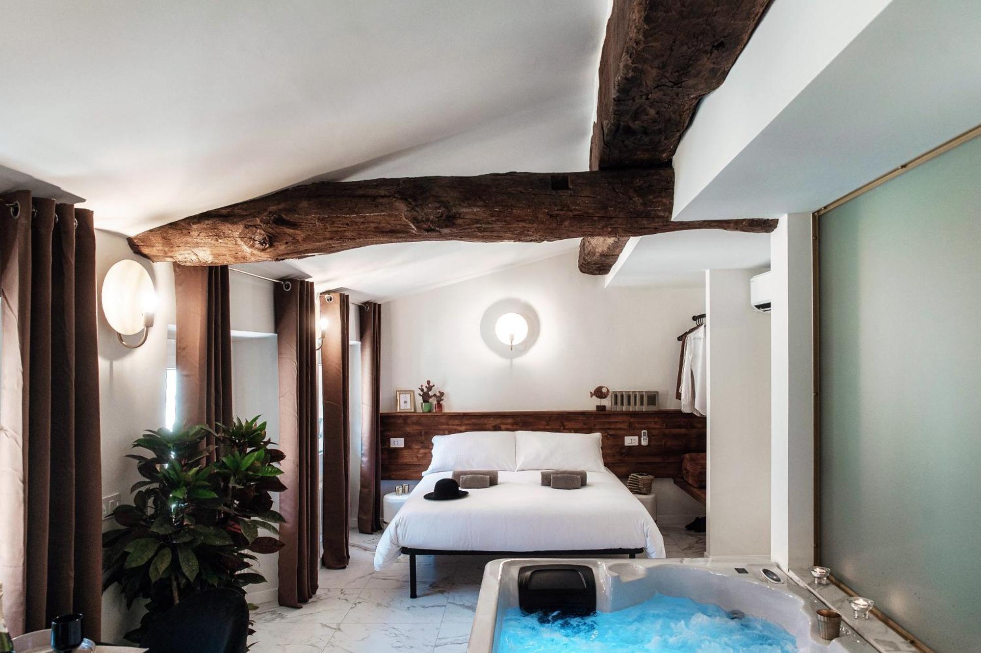 Sahara & Amazzonia Luxury Rooms- The House Of Travelers Como Eksteriør billede